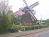De Amerikaanse vlag voor de molen