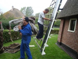 Fred, de zeilmaker, gaat de zomerzeilen nakijken en herstellen