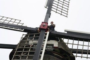 Fred van molenmakerij Saendijck inspecteert de roede